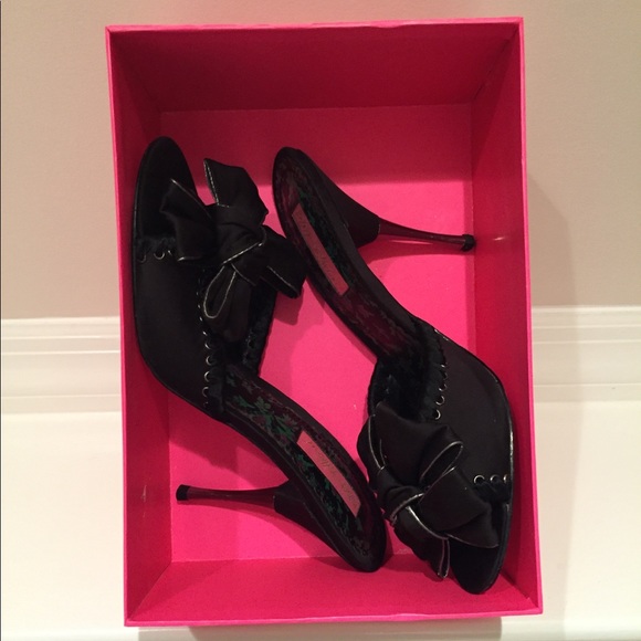 Sexy Betsey Johnson black satin bow stiletto heels - Picture 10 of 10